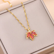 Collier ras-de-cou élégant en acier titane, style romantique, avec pendentif feuille d'érable rouge - Nouveau collier ras-de-cou pour femme
