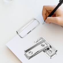 Confezione da 10 clip metalliche per appunti, ricambio per organizzare documenti in ufficio. Dimensioni: 7,00 x 3,00 x 0,80 cm.