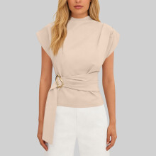 Top da donna a maniche corte con scollo a V e volant.