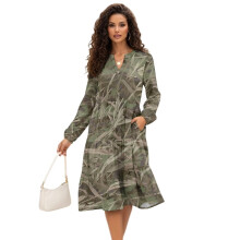 Langärmliges Stufenkleid mit V-Ausschnitt und Taschen, Blätter-Camouflage