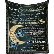 Couverture personnalisée avec le nom et une lettre d'amour à ma petite-fille de la part de Papi et Mamie : « Je t'aime jusqu'à la lune et