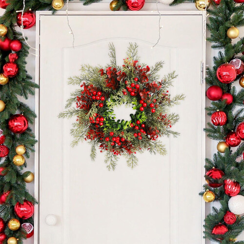 Coroa de Natal com agulhas de pinheiro e bagas vermelhas