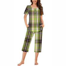 Nrmvnmi Dame Ternet Capri Pyjamassæt: Knaptop, Elastisk Taljebukser med Lommer – Komfortabelt Loungewear & Nattøj
