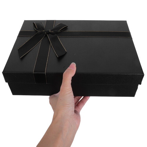 Caixa de presente preta elegante com laço decorativo para casamentos. 1