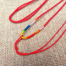 10 Rote Halskette mit handgeflochtenem, verstellbarem Jadeanhänger und Regenbogenmuster – Nr. 1 Rot