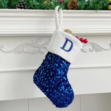 Julestrømpe med paljettmønster og strikket mansjett, brodert monogram, peisdekorasjon og gavepose