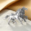 Broche vintage de metal con dos caballos corriendo 2