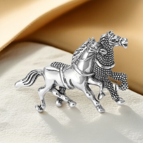 Broche vintage de metal con dos caballos corriendo 1