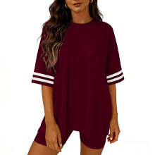 Completo casual da donna composto da top a maniche corte e pantaloncini, tinta unita.