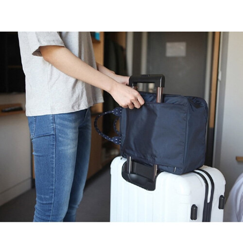Mala de viagem tipo duffel com alças resistentes e alça para rodinhas. 2