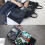 Mala de viagem tipo duffel com alças resistentes e alça para rodinhas. 4