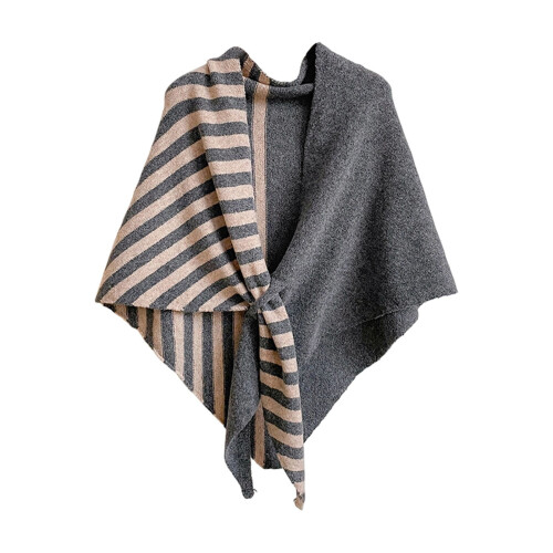Xale feminino de tricô com capuz e mangas com franjas. 1