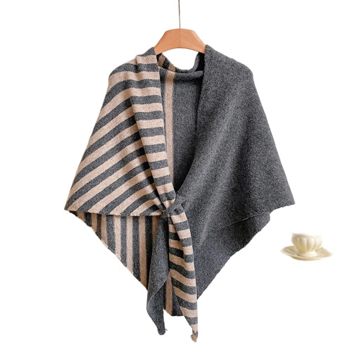 Xale feminino de tricô com capuz e mangas com franjas. 2