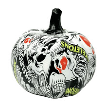 Kézzel rajzolt színes örvénytök figura – őszi, hálaadás napi és halloweeni lakberendezés fekete szárral