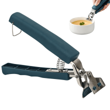 1 confezione di pinze per piastre riscaldanti, ideali per spostare ciotole, pizze, friggitrici ad aria e forni a microonde con cibo fuori, colore blu.
