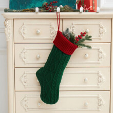 Rode en groene kabelgebreide kerstsokken – grote kerstcadeautassen, decoratie voor boven de open haard of aan de muur, passend bij de