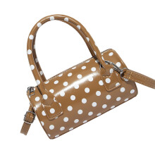 Crossbody kabelka s moderným vzorom a nastaviteľným popruhom