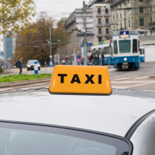 Insegna luminosa a LED per taxi BESTONZON con base fissa robusta.