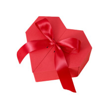 Coffret cadeau en forme de cœur, porte ouverte, ruban et nœud papillon, idéal pour un mariage ou une fête. Coffret cadeau cosmétique pour une