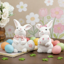 Adorno de resina de conejito de Pascua abrazando un huevo, color blanco, 3,8 x 5,2 pulgadas.