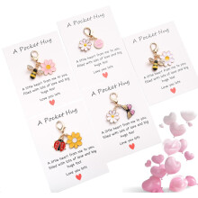 Lot de 20 petits cadeaux artisanaux « Câlins » avec cartes humoristiques et 10 ensembles de breloques (papillon, coccinelle, fleur, abeille,