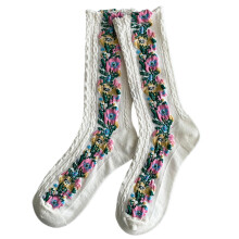 Chaussettes mi-mollet torsadées chaudes pour femme, motif floral ethnique, blanches, idéales pour l'automne et l'hiver.