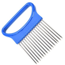 Fourchette à oignons en acier inoxydable bleu, ustensile de cuisine avec manche en plastique pour une prise en main ferme.