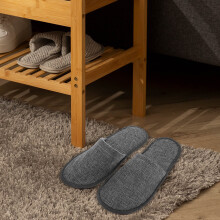 20 pantuflas desechables ligeras de color gris antideslizantes para uso en interiores, ideales para huéspedes.