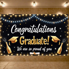 Pancarta de graduación negra y dorada con birrete, estrellas brillantes y luces de cadena: telón de fondo para graduaciones de secundaria y