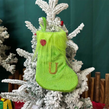 Groene kerstsokken voor op de schoorsteenmantel of als wanddecoratie.