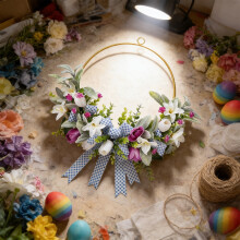 Couronne de Pâques et de la fête des mères de 40 cm (15,7 po), cerceau en métal avec fleurs artificielles et nœud vichy – Décoration