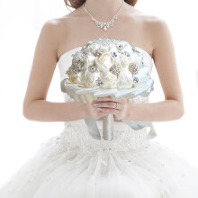 Bouquet de mariée en roses artificielles en soie, tenue par une demoiselle d'honneur. Accessoires de mariage, décorations pour la maison, les