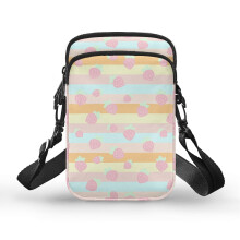 Dwuwarstwowa torebka podróżna typu crossbody z wzorem truskawkowym i regulowanym paskiem, idealna na co dzień