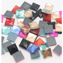 100 facettierte, quadratische Strasssteine aus Glas in verschiedenen Farben mit flacher Rückseite (10 x 10 mm)