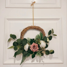 Julkrans för ytterdörren med vinranka och blommor