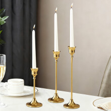 Ensemble de 3 chandeliers dorés, bougeoirs coniques de 3 hauteurs différentes, décoration élégante et luxueuse pour un dîner ou une table à
