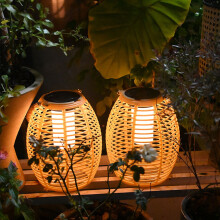 Lanterna solare in rattan con effetto fiamma tremolante per esterni – IP44 impermeabile, ideale per giardino, patio, cortile, vialetto e veranda.