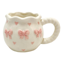 Mug de voyage en porcelaine blanche orné de nœuds artistiques pincés à la main. Compatible lave-vaisselle.