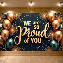 Pancarta de globos dorados y turquesa con diseño de fuegos artificiales metálicos: fondo con el mensaje "Orgullosos de ti" para graduaciones,