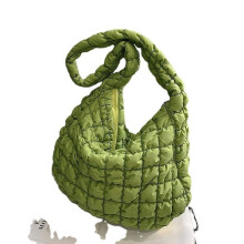 Neue Damenhandtasche „Ruffled Cloud“. Großes Fassungsvermögen, kann als Schulter-, Umhänge- oder Tragetasche getragen werden.