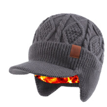 Gevoerde gebreide wintermuts voor extreem koud weer en comfortabele warmte voor de oren.