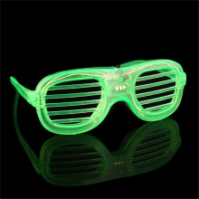 Occhiali da festa con LED lampeggianti, meno di 5 dollari. Occhiali da festa con luci LED multicolore lampeggianti a forma di "otturatore a fessura".