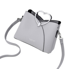 Bolsa feminina com alça superior em formato de coração metálico, estilo transversal, ideal para ocasiões especiais. Perfeita para usar como