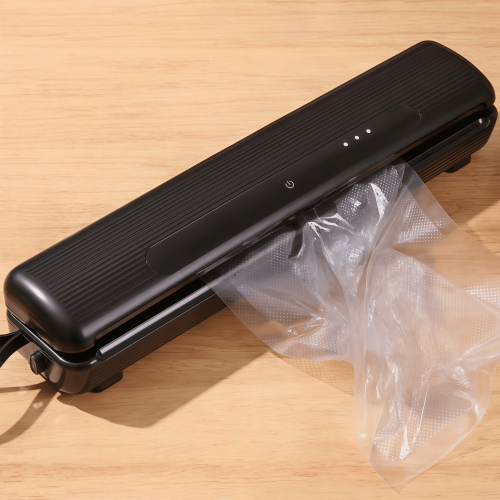 Oplaadbare mini-voedselvacuümsealer voor optimale versheid dankzij het compacte ontwerp.
