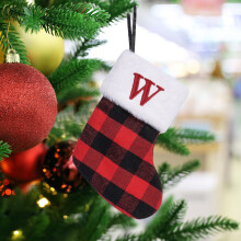 Mini-Weihnachtsstrumpf in rotem Büffelkaromuster mit Initialen