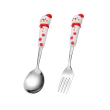 Juego de cuchara y tenedor con diseño de muñeca, ideal para reuniones festivas.