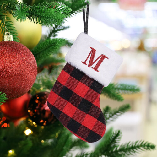 Mini-Weihnachtsstrumpf in rotem Büffelkaromuster mit Initialen