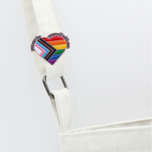 Broșă emailată – Design multicolor cu steagul Mândriei 2