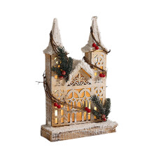 Casa de Natal Vintage com Duas Torres e Luzes LED - Telhado Nevado de 32cm com Frutos Vermelhos e Ramos de Pinheiro para Decoração de Mesa Natalina