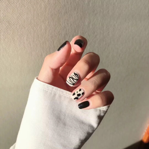 (Standard) Cow Stripes Fake Nails - Split & Stain Resistant 2